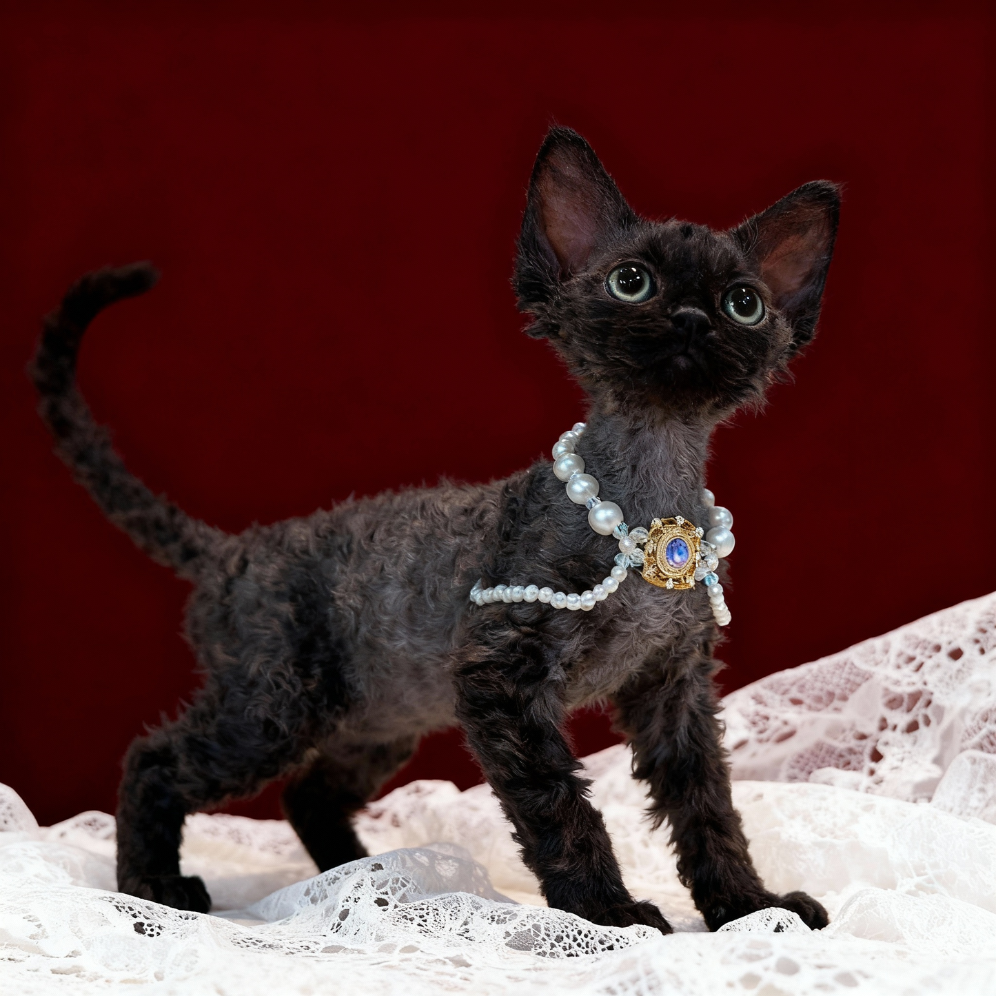 LUXURY VINTAGE PEARL & BLUE GEM CAT NECKLACE